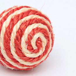 Шарик для кошек из сизали, 4.5 см, белый/красный